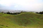 Auckland, depuis le Mont Eden.
La ville est bâtie sur 50 volcans, pas tous endormis ...