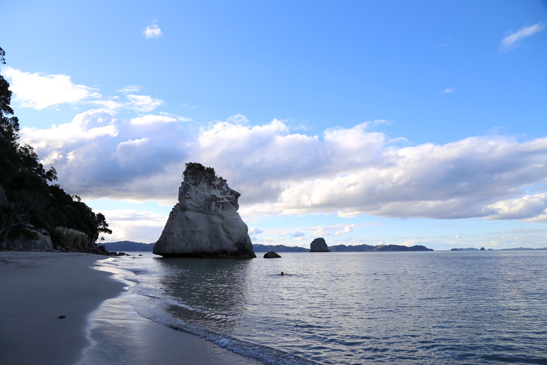 Hahei.
Cathedral Cove, superbe arche de pierre.