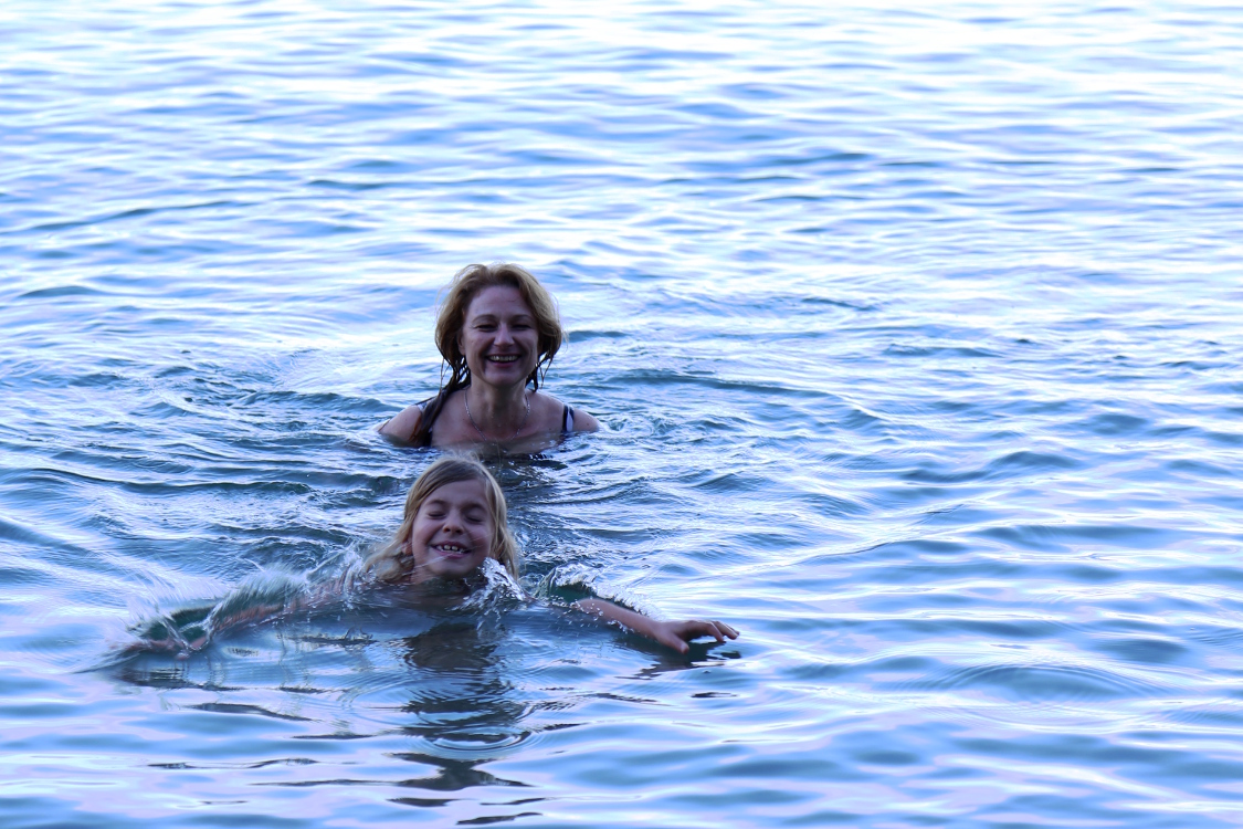 Hahei.
VÃ©ro et Fanny Ã©taient trÃ¨s motivÃ©es pour se baigner, mÃªme si la tempÃ©rature de l'eau Ã©tait un peu fraÃ®che Ã  notre goÃ»t ...