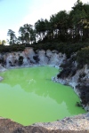 Sud de Rotorua.
Parc thermal de Wai-o-Tapu.
Le bain du diable, un cratère rempli d'eau chargée d'arsenic, lui donnant sa couleur verte.
L'arsenic est un élément chimique naturel.
