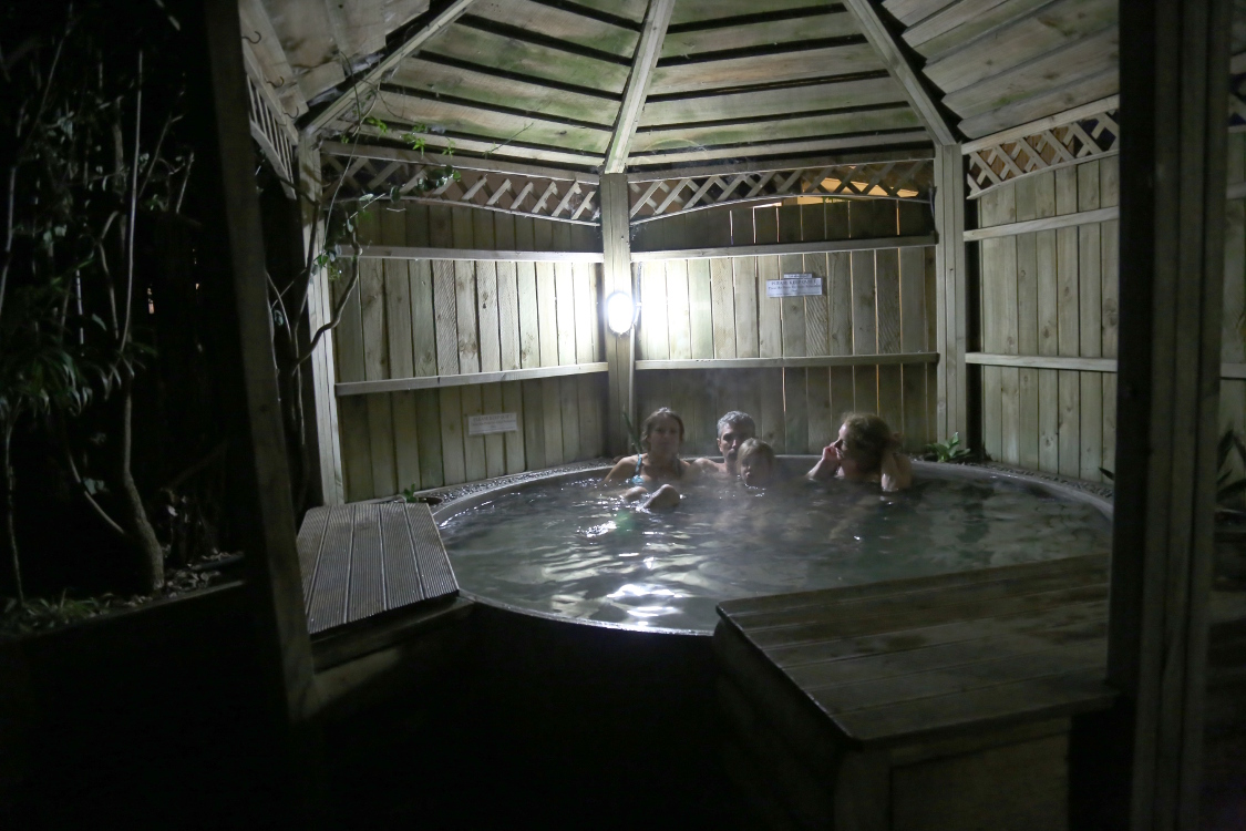 Rotorua.
Dans cette ville, Ã§a fume de partout ! Donc, la plupart des hÃ´tels et campings proposent des bains d'eau chaude.
Celui de notre camping Ã©tait super, avec un bassin avec une eau Ã  environ 35Â°C, et un bassin avec une eau Ã  42Â°C.
Nous Ã©tions trop bien dans cette petite piscine !