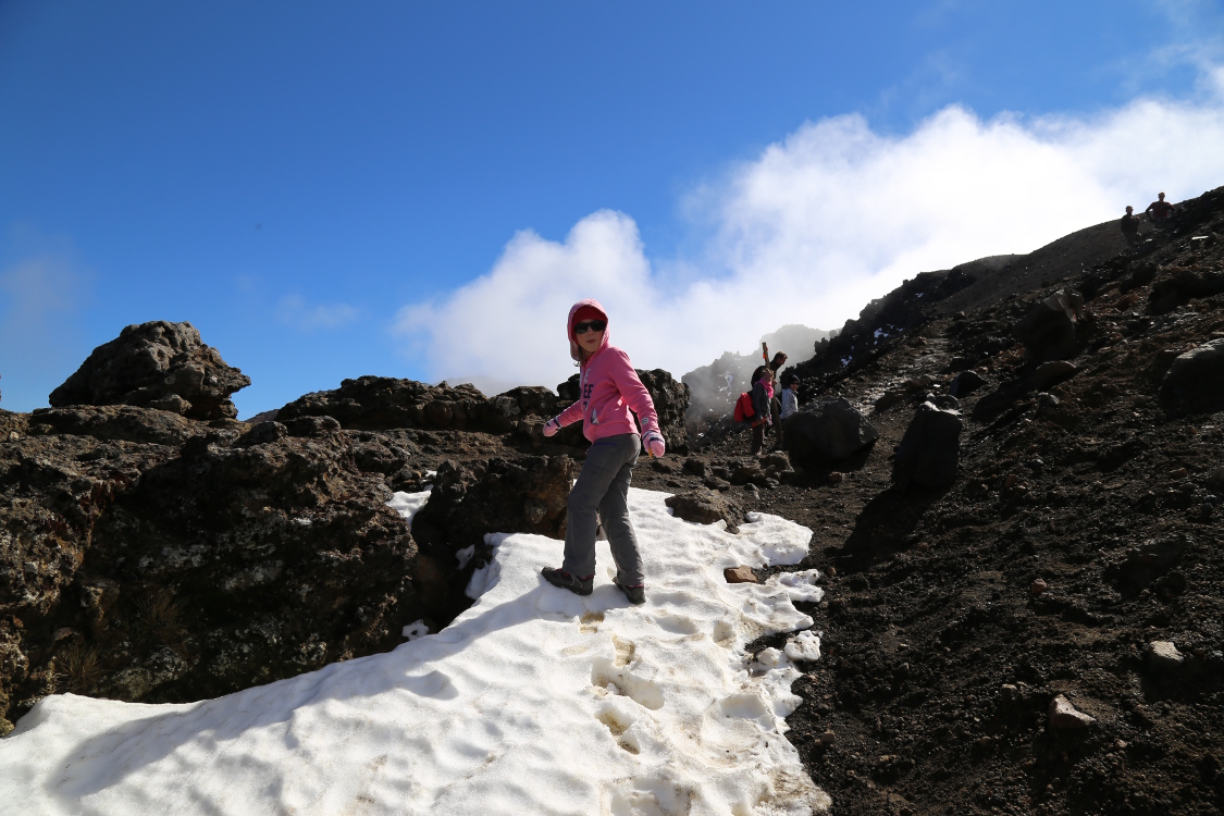 Tongariro Alpine Crossing.
Ce n'est pas suffisant pour faire du ski, mais Fanny est ravie !