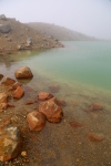 Tongariro Alpine Crossing.
Lac d'émeraude, dans le brouillard ...
La première partie de la randonneé s'est faite sous un soleil radieux, mais une fois atteint le sommet, les nuages étaient bloqués sur l'autre versant de la montagne.