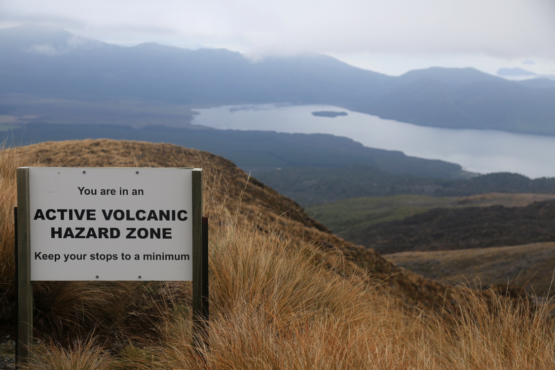 Tongariro Alpine Crossing.
On ne sait pas s'ils veulent que l'on finisse vite la randonnÃ©e, mais il parait qu'il ne faut pas traÃ®ner dans les parages ...