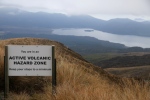 Tongariro Alpine Crossing.
On ne sait pas s'ils veulent que l'on finisse vite la randonnée, mais il parait qu'il ne faut pas traîner dans les parages ...
