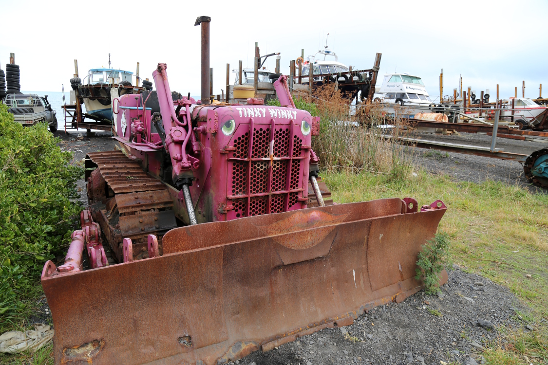 Cap Palliser.
Dans le petit village Ngawi, on trouve une multitude de bulldozers rouillÃ©s sur la plage, qui servent Ã  hisser les bateaux de pÃªche sur le rivage.