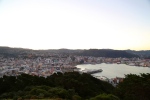 Wellington, vue depuis le mont Victoria.
Cette ville est bien la capitale du pays, et non Auckland.