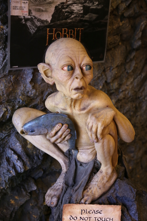 Wellington.
Ateliers Weta.
Nous avons visitÃ© ces ateliers qui rÃ©alisent, tels des artisans, les accessoires nÃ©cessaires aux diffÃ©rents films sur lesquels ils travaillent. Ils ont participÃ© Ã  prÃ¨s de 85 films ou sÃ©ries, tels que Avatar, le dernier Tintin, le monde de Narnia ...
Ici, Gollum et son repas favori ...