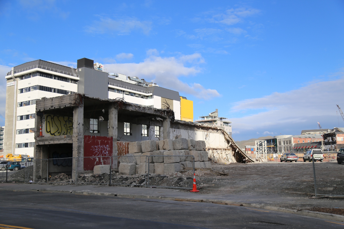 Christchurch.
DeuxiÃ¨me plus grande ville de Nouvelle ZÃ©lande, Christchurch a Ã©tÃ© marquÃ©e par un fort sÃ©isme en 2011, tuant 185 personnes, et dÃ©truisant une grande partie du centre-ville.
C'est donc une ville assez surrÃ©aliste, oÃ¹ des bÃ¢timents sont Ã  moitiÃ© effondrÃ©s, et il reste en plein centre de grands espaces vides, en attente de reconstruction.
Ambiance Ã©tonnante ...