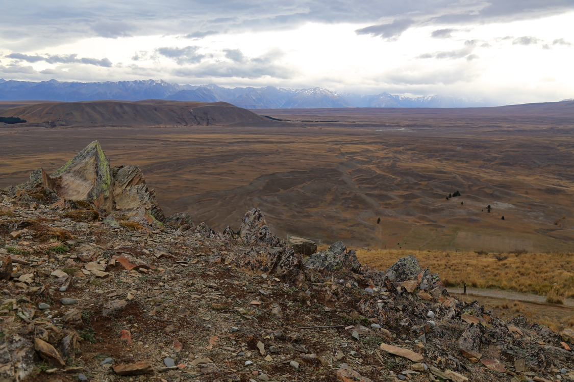 Vue depuis le mont John, prÃ¨s du lac Tekapo.
Ce mont est connu pour son observatoire car les nuits Ã©toilÃ©es sont assez extraordinaires par ici.
Malheureusement pour nous, on Ã©tait en pÃ©riode de pleine lune, avec un lÃ©ger voile de nuage ...
Seules 20% des nuits permettent une observation des Ã©toiles.