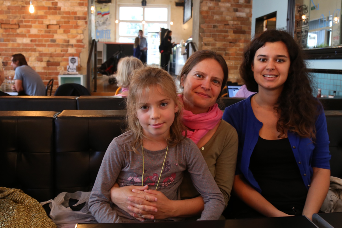 Auckland.
Clin dâ€™Å“il Ã  Odile ...
Petit cafÃ© avec Julie Anne avant de quitter la Nouvelle ZÃ©lande !