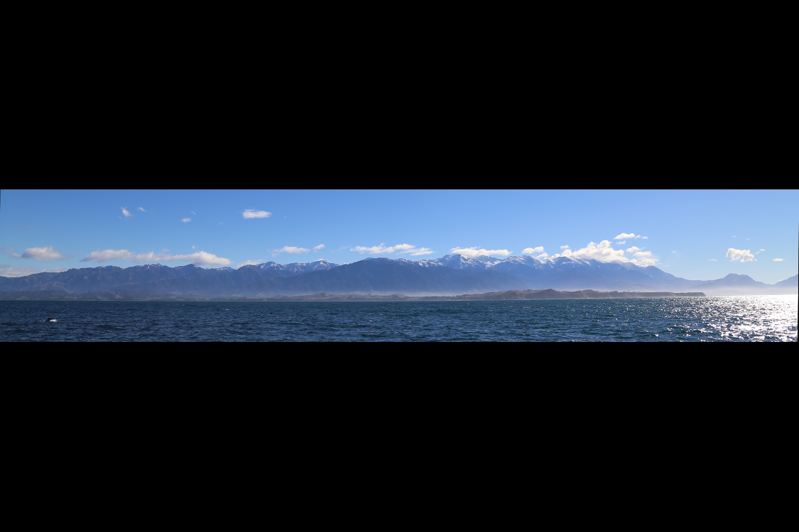 Kaikoura.
Panorama sur l'ocÃ©an Pacifique et les Alpes du Sud.
Et c'est encore le capitaine Cook qui a donnÃ© ce nom Ã  ces montagnes ...