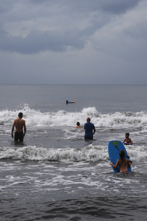 Tahiti.
JP nous fait dÃ©couvrir un beau spot de surf pour pratiquer le Body board.
Il ne faisait pas trÃ¨s beau, mais l'eau Ã©tait bien chaude ...