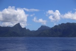 Moorea.
Arrivée sur l'île de Moorea, la plus proche de Tahiti, avec le ferry.
La vue sur ces rochers déchiquetés est magnifique.