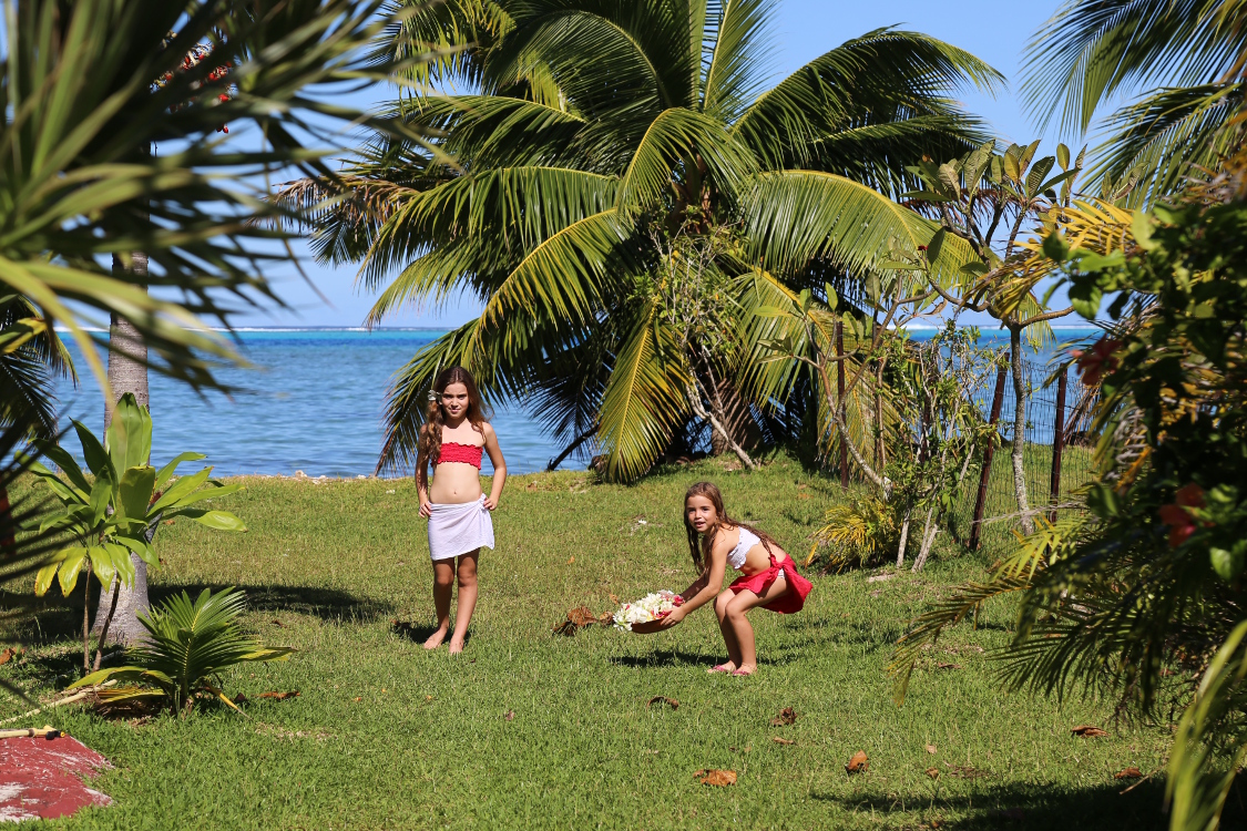 Moorea.
Nous debarquons a Maatea chez la famille Coconut !
L'accueil a Ã©tÃ© superbe.
ZoÃ© et Margot nous attendaient avec des colliers de fleurs, une belle tradition de PolynÃ©sie FranÃ§aise (pour notre plus grand bonheur).