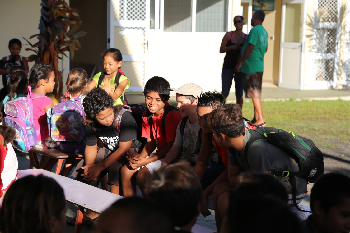 Moorea.
Le matin, les enfants sont regroupÃ©s sous un prÃ©au en attendant le dÃ©but de l'Ã©cole.
Cela permet de faire connaissance avec les nouveaux copains !