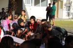 Moorea.
Le matin, les enfants sont regroupés sous un préau en attendant le début de l'école.
Cela permet de faire connaissance avec les nouveaux copains !