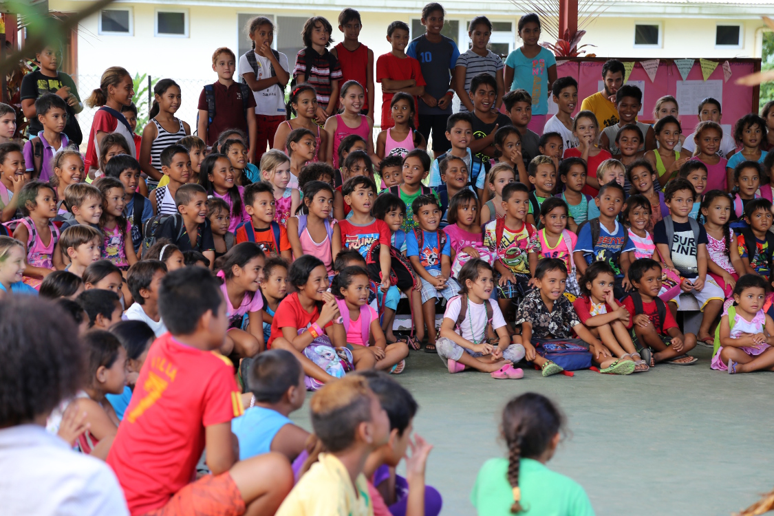 Moorea.
Petit spectacle de cirque, avec un public trÃ¨s attentif !
Si vous avez envie de jouer, vous pouvez chercher Romain, Fanny, ZoÃ© et Margot.
