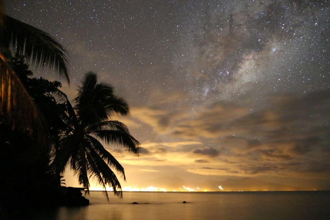 Moorea.
Tahiti en feu, sous un ciel extraordinaire !
Le ciel est effectivement trÃ¨s beau, mais seul un appareil photo avec une pose longue permet ce type de clichÃ©.