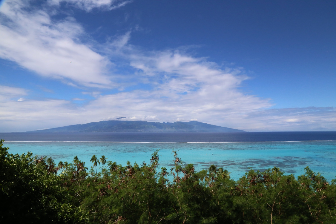 Moorea.
Point de vue de To'atea sur le lagon et l'Ã®le de Tahiti.