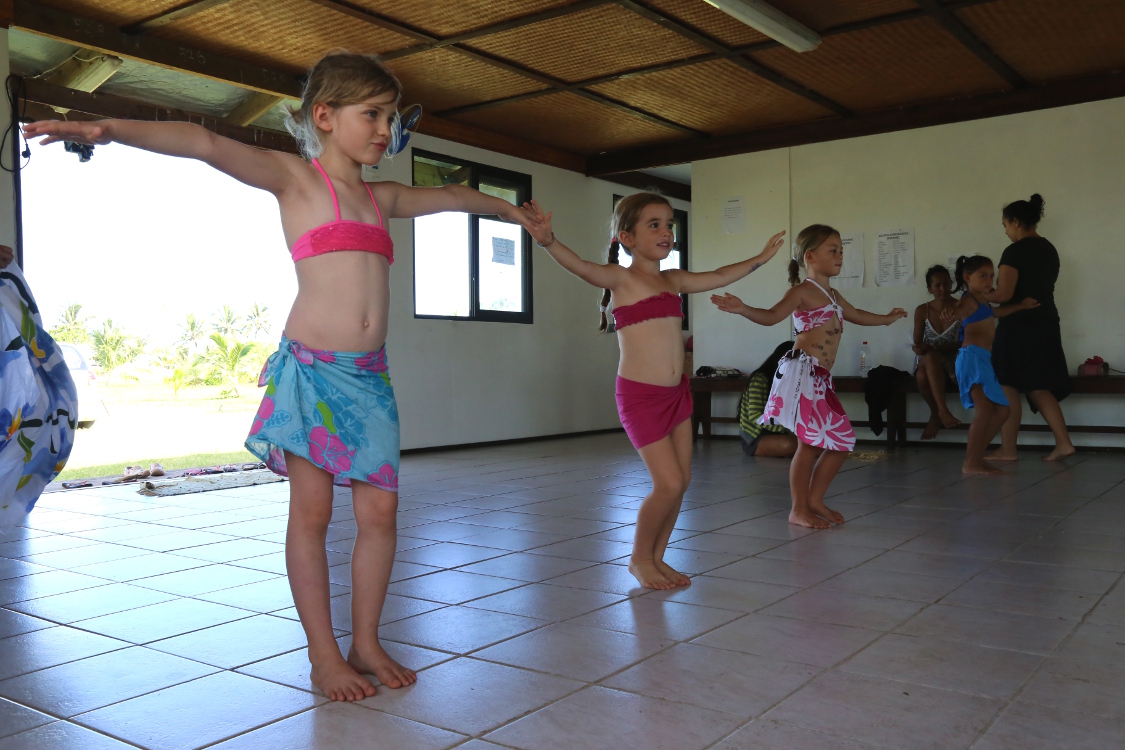 Moorea.
Fanny a pu rejoindre Margot pour le cours de danse tahitienne. Pas facile de suivre ...