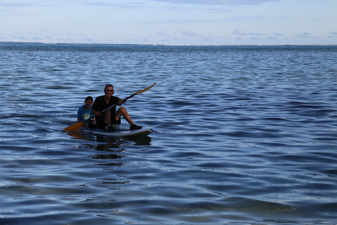 Moorea.
Le lagon est large devant la Coconut house ! Et mÃªme en paddle, il faut ramer longtemps pour rejoindre le rÃ©cif.
Mais la rÃ©compense est lÃ , avec quelques raies lÃ©opard qui nous ont accompagnÃ©s, et une eau parfaitement cristalline.