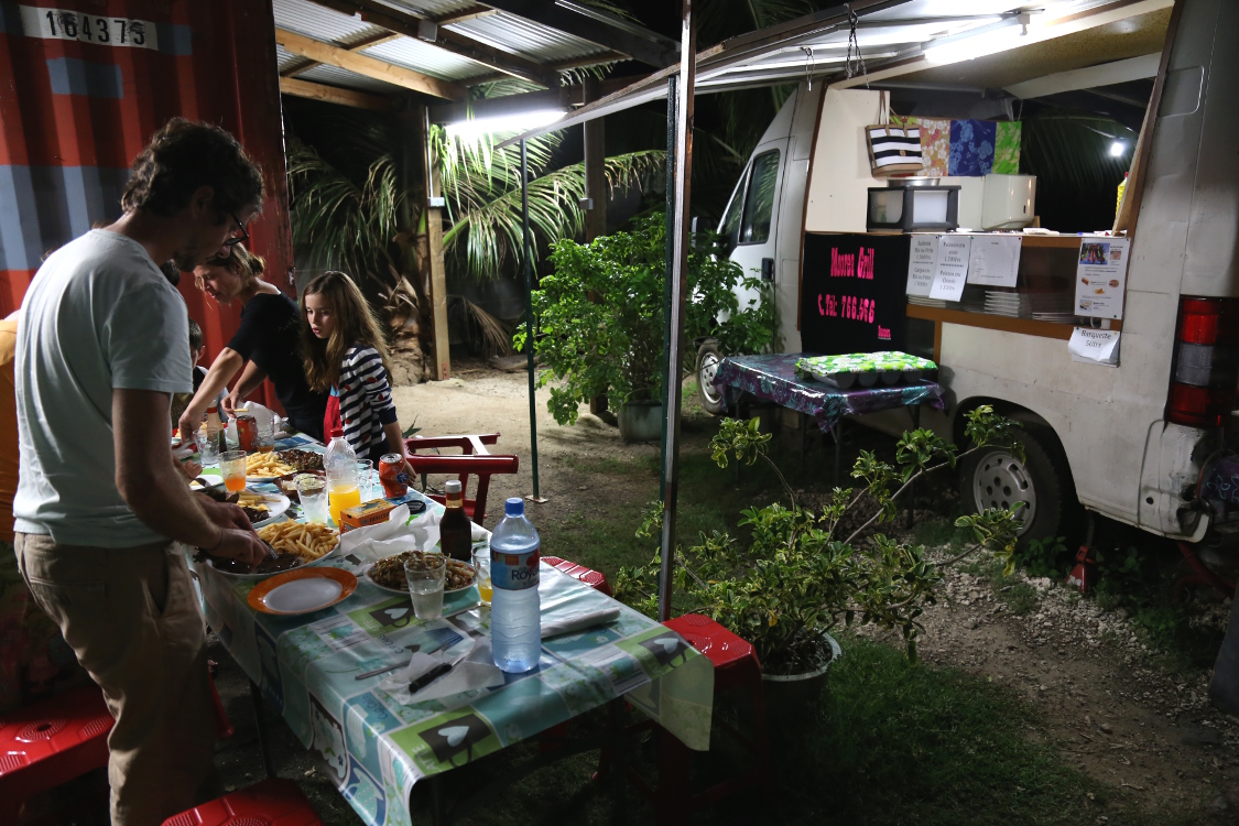Moorea.
Ce soir lÃ , nous sommes allÃ©s Ã  la roulotte.
Ce sont des camionnettes transformÃ©es en restaurant ambulant, et on en trouve de partout Ã  Tahiti et Moorea.