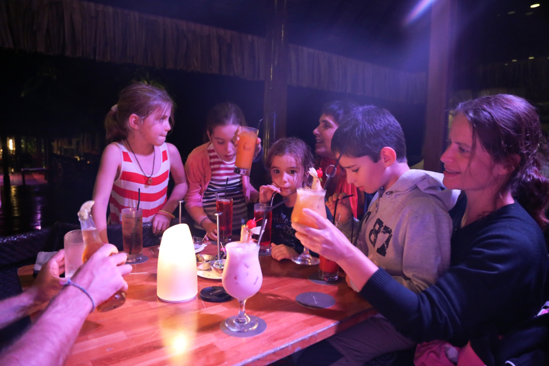 Moorea.
SoirÃ©e au Sofitel oÃ¹ il est programmÃ© des danses tahitiennes.