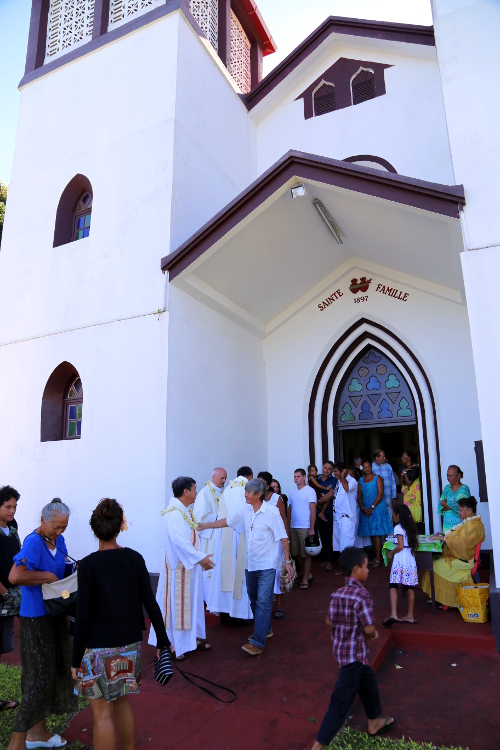 Moorea.
Eglise de la Sainte Famille.
A la sortie de la messe, les prÃªtres se mettent Ã  l'extÃ©rieur et tout le monde attend pour les embrasser.