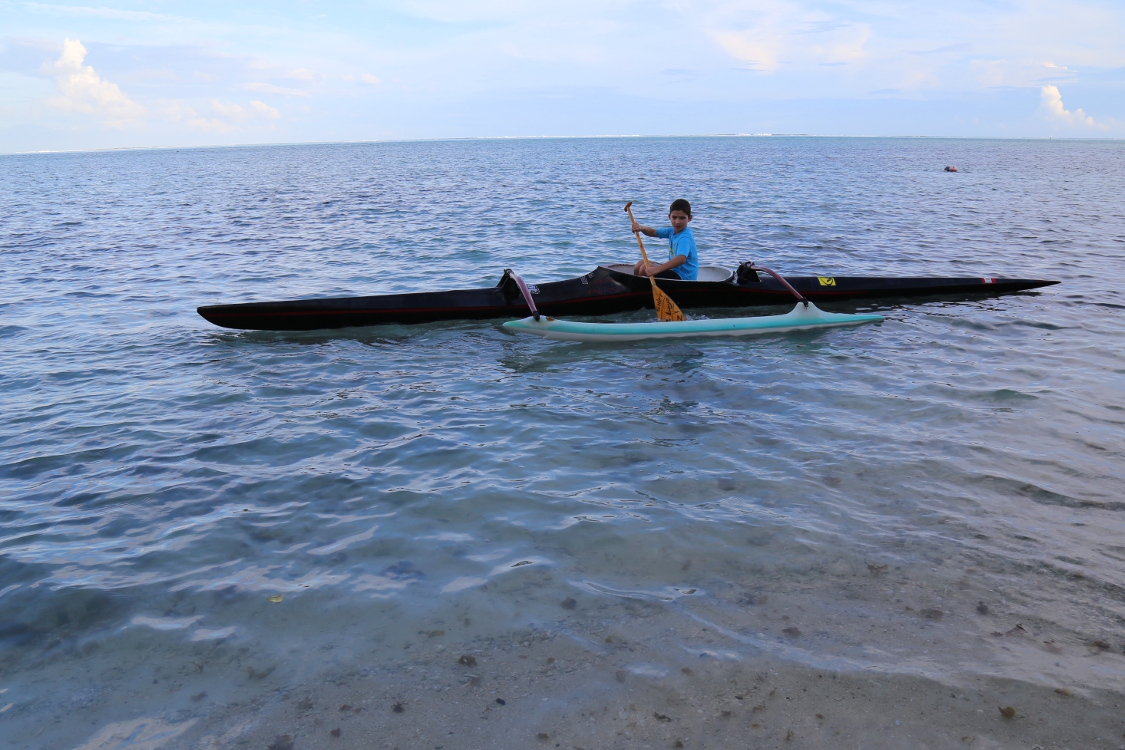 Moorea.
Pirogue polynÃ©sienne, ou Va'a.
Les enfants ont beaucoup aimÃ©, mais attention, il faut se pencher du bon cÃ´tÃ©, sinon ...