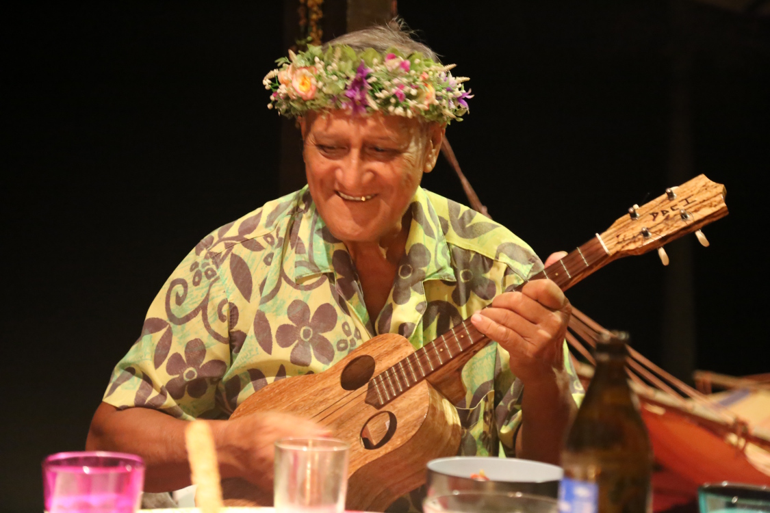 Moorea.
Audrey et Thom ont conviÃ©s leurs voisins pour notre derniÃ¨re soirÃ©e sur l'Ã®le, et quelle soirÃ©e !
AndrÃ© et ses acolytes ont jouÃ© et chantÃ© toute la soirÃ©e pour notre plus grand plaisir :-)