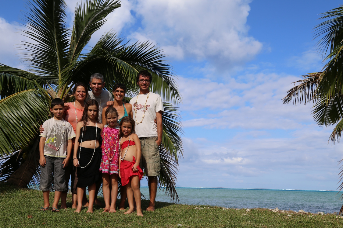 Moorea.
On a reÃ§u des colliers de coquillage pour notre dÃ©part, une tradition polynÃ©sienne.
Ils sont vraiment top ces coconuts !