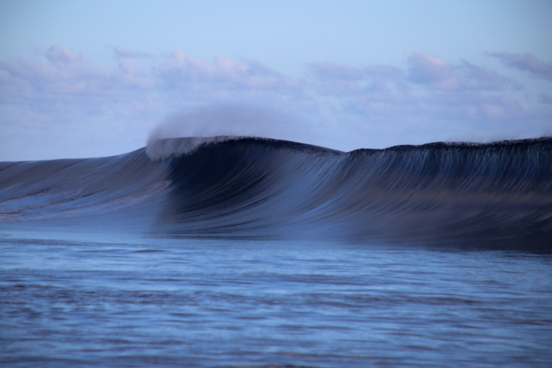 Tahiti.
Teahupoo.
Nous nous sommes rendus sur la presqu'Ã®le de Tahiti Iti Ã  la rencontre de la mythique vague de Teahupoo.
Tahiti est composÃ©e de 2 parties, Tahiti Nui et Tahiti Iti reliÃ©es par un isthme.