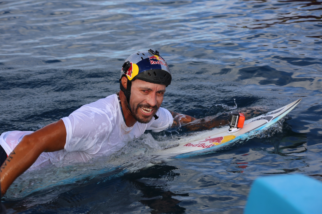 Tahiti.
Teahupoo.
Pour aller au large, nous avons partagÃ© notre bateau avec Carlos Nogales (Coco pour les intimes), un mexicain qui passe son temps Ã  surfer les vagues du monde entier.
Une vie bien difficile ...