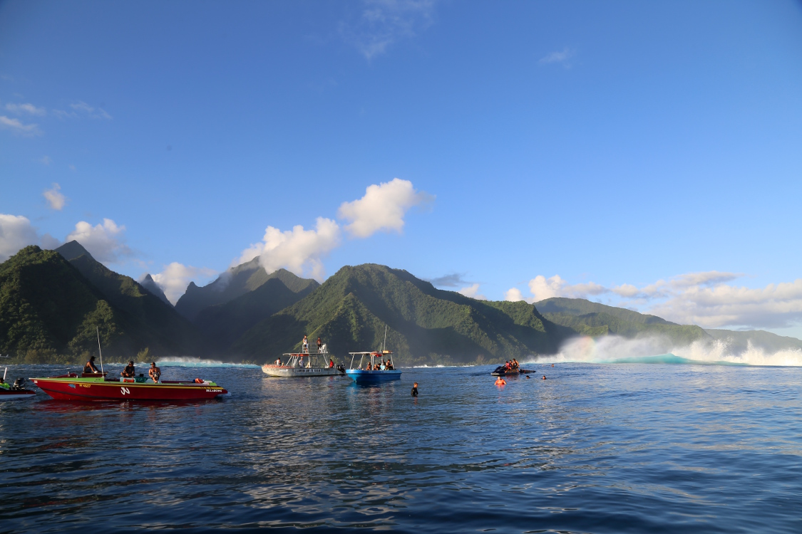 Tahiti.
Teahupoo.
La particularitÃ© du site provient notamment du fond marin qui permet Ã  la vague de casser de faÃ§on trÃ¨s rÃ©guliÃ¨re, et de ne pas casser lÃ  oÃ¹ nous nous trouvons.
Mais il faut bien avouer que l'on a eu quelques frayeurs quand le mur d'eau s'est dressÃ© devant nous ...
Heureusement, on avait un super capitaine de bateau !