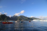 Tahiti.
Teahupoo.
La particularité du site provient notamment du fond marin qui permet à la vague de casser de façon très régulière, et de ne pas casser là où nous nous trouvons.
Mais il faut bien avouer que l'on a eu quelques frayeurs quand le mur d'eau s'est dressé devant nous ...
Heureusement, on avait un super capitaine de bateau !