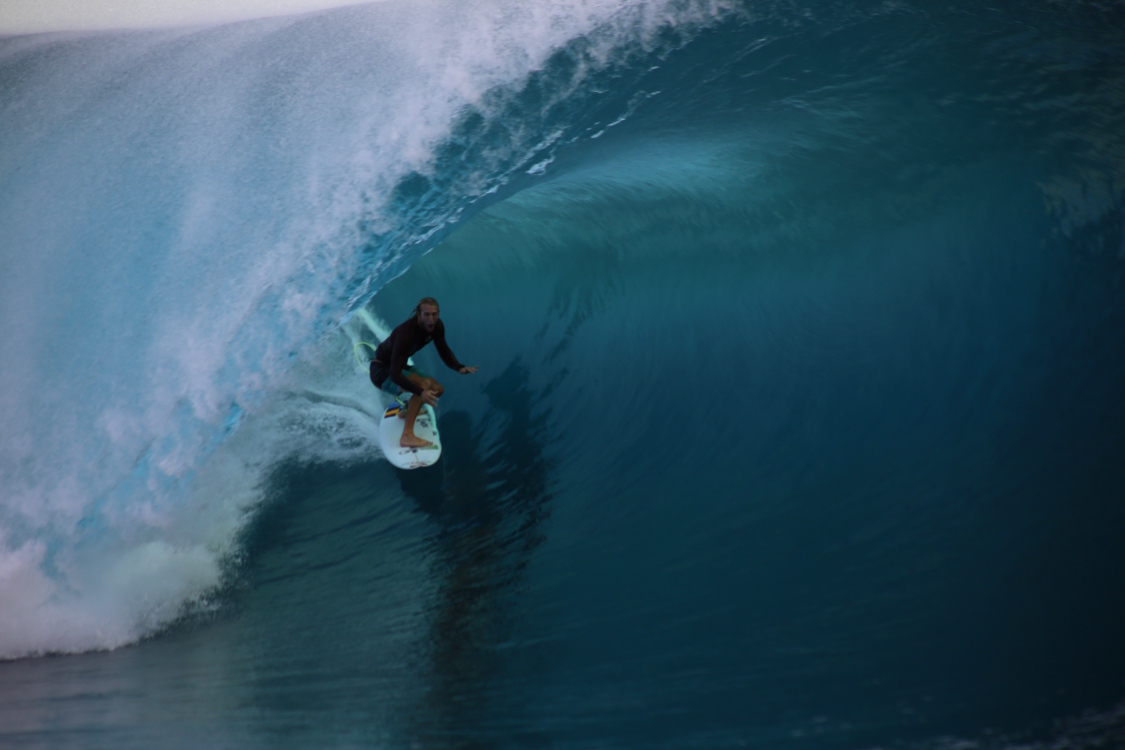 Tahiti.
Teahupoo.
Autre magnifique tube !
Il y a eu quelques chutes, mais aucun blessÃ© pendant cette session.
