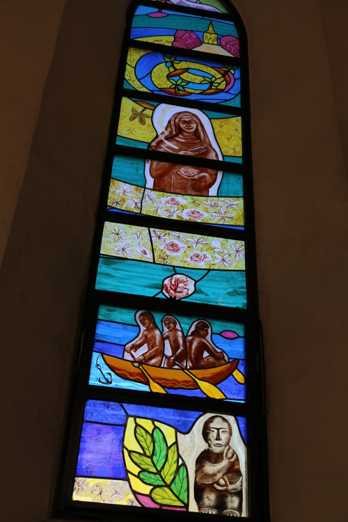 Tahiti.
CathÃ©drale de Papeete avec ses vitraux locaux.