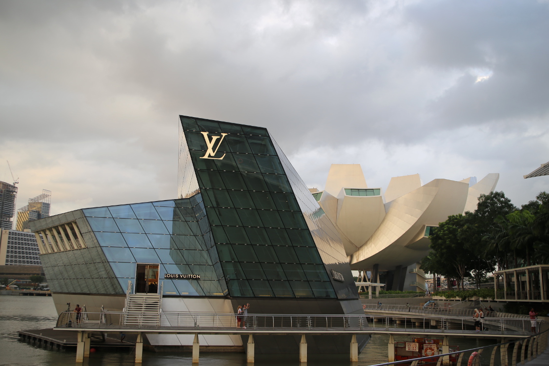 Marina bay.
Le magasin Louis Vuitton et le musÃ©e des sciences.