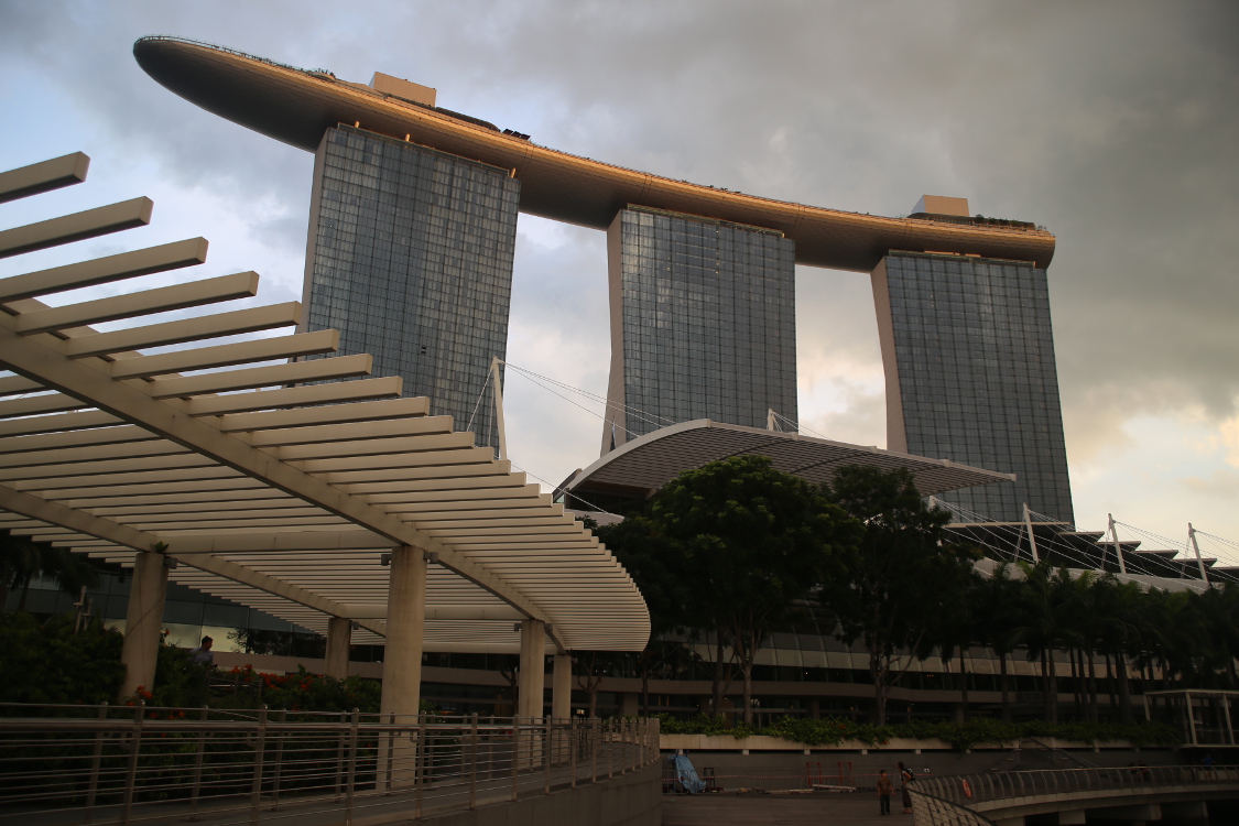 HÃ´tel de la dÃ©mesure : le Marina Bay Sands.
2561 chambres, avec une piscine Ã  dÃ©bordement de 150m de long Ã  200m de haut...