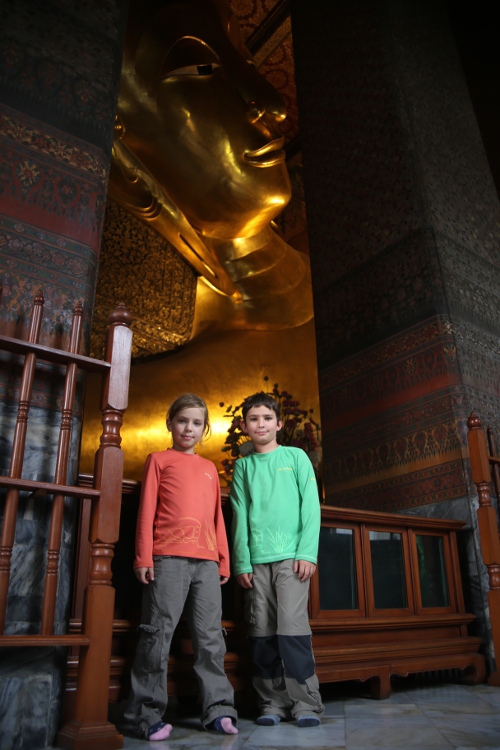 Bangkok. Temple Wat Pho, avec son incroyable Bouddha couchÃ© de 46m de long et 15 de haut ! Cela illustre l'ascension du Bouddha au nirvana.