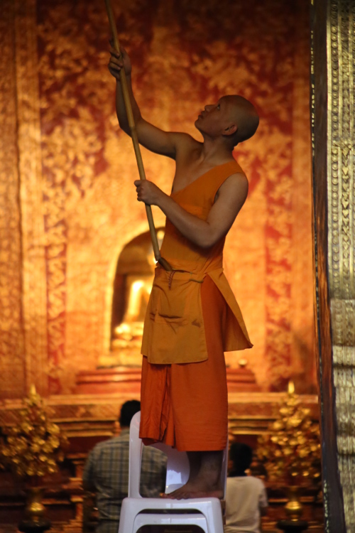 Chiang Mai. Temple Wat Phra Singh.
A votre avis, que fait ce moine ?