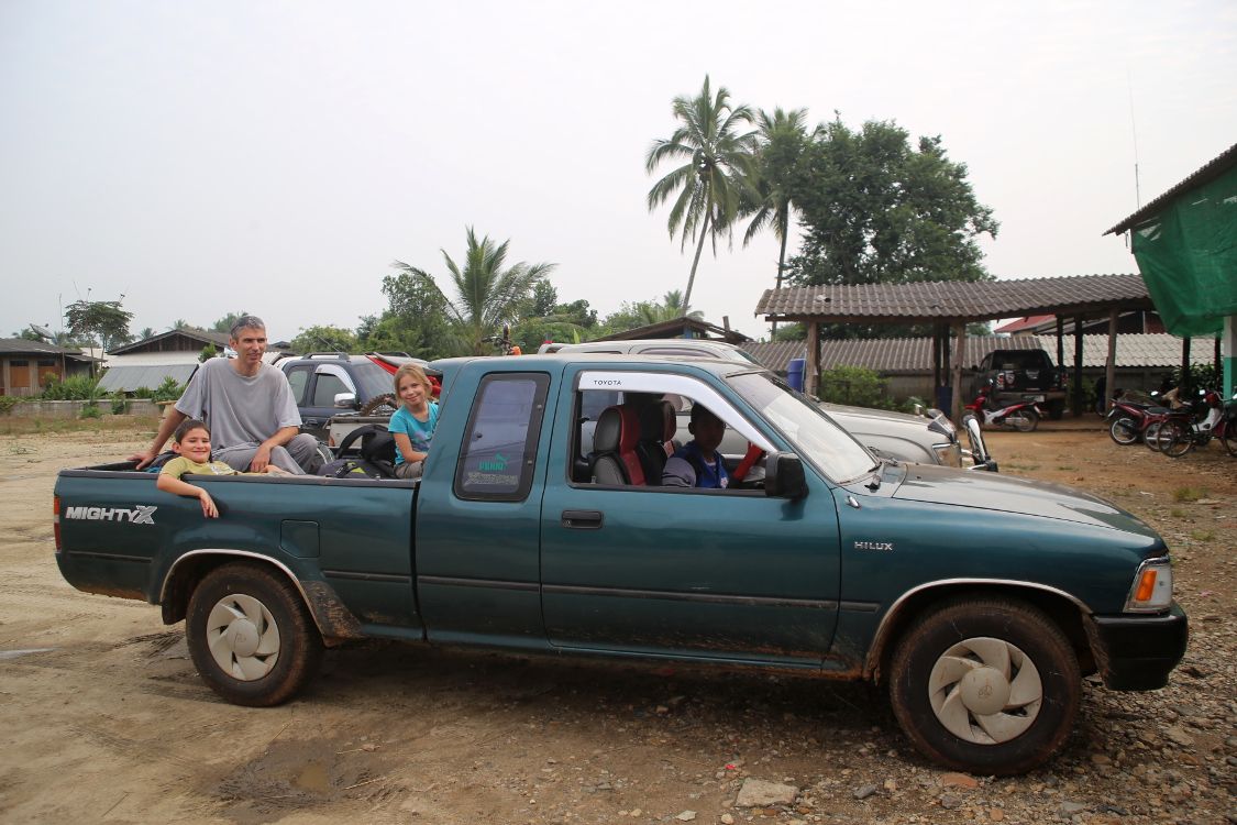 C'est parti pour une expÃ©rience unique dans un village Akha ! Ce peuple originaire de Mongolie a su garder ses coutumes, et on peut trouver des Akhas en Chine, en ThaÃ¯lande et au Laos.
