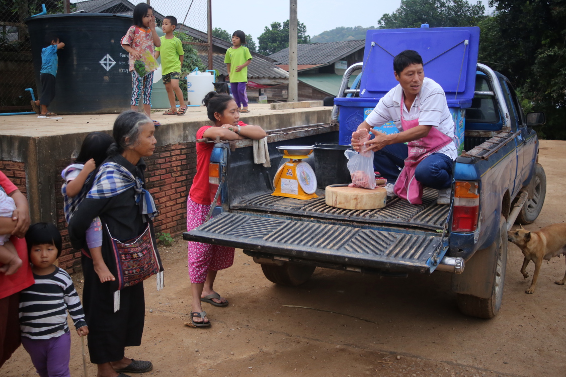 Place du village Sancharoen Kaw. C'est l'heure du boucher !