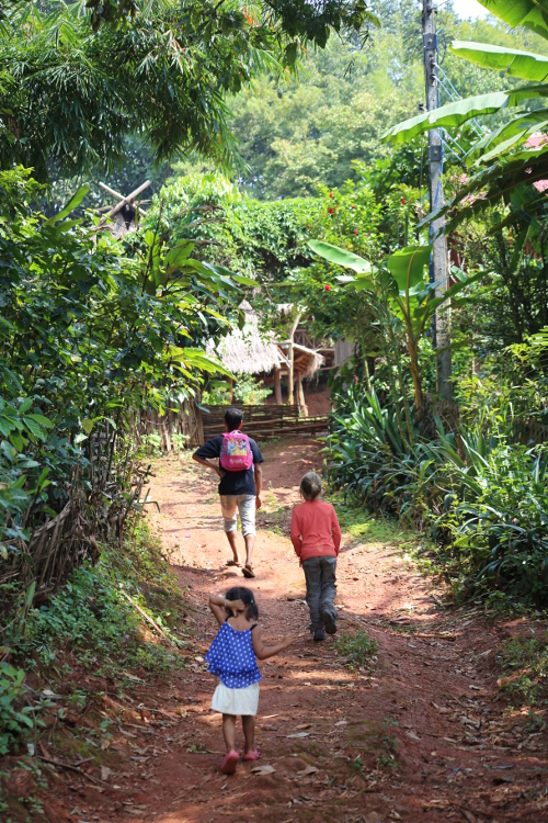 On rentre de l'Ã©cole. La maison de Jems est la plus haute du village, Ã  la lisiÃ¨re de la forÃªt.