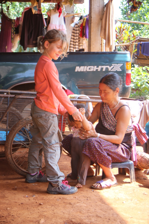 La grand-mÃ¨re s'occupe de la petite fille toute la journÃ©e, pendant que la mÃ¨re est aux champs.