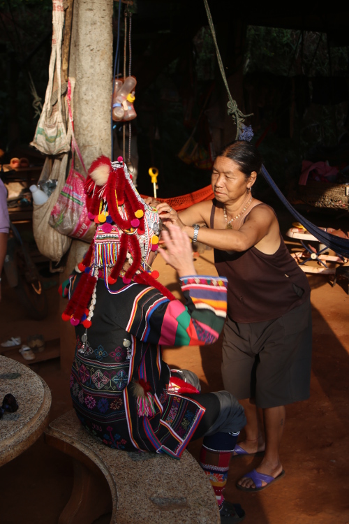 Mais qui revÃªt ce costume traditionnel Akha ?