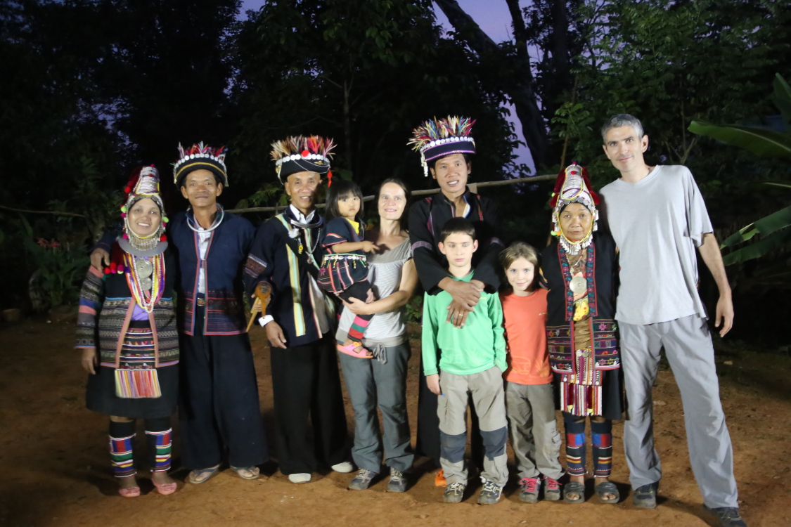 Et le soir venu, les voisins ont revÃªtus leurs costumes traditionnels pour nous faire dÃ©couvrir les chants et danses de leur peuple. Super soirÃ©e, trÃ¨s simple, avec des gens charmants.