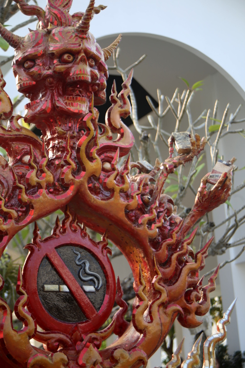 Chiang Rai, temple Wat Rong Khun.
De l'autre cÃ´tÃ©, la cigarette !