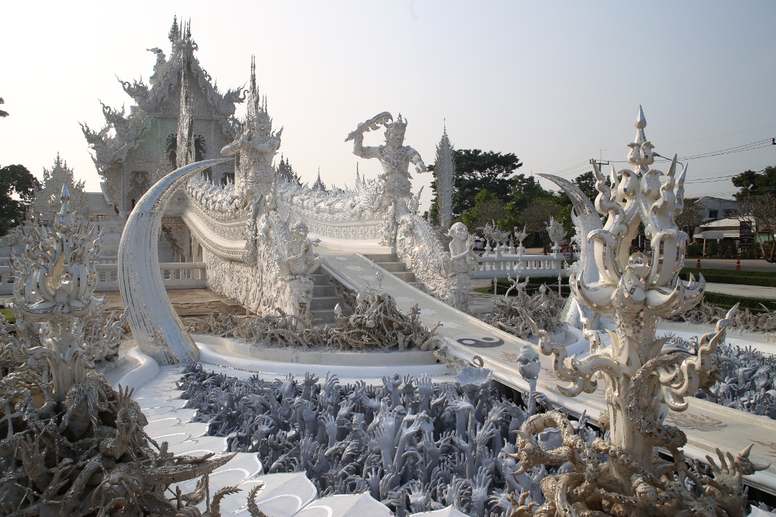 Chiang Rai, temple Wat Rong Khun.
Mains tendues symbolisant le dÃ©sir.